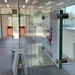 BME Tudáscentrum tábla üvegen